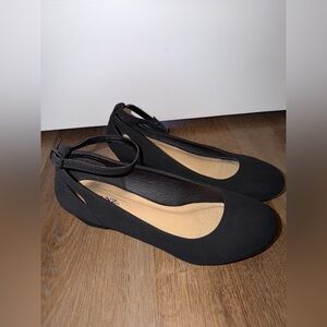 Chic Black Ankle Strap Flats